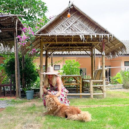 Bed and Breakfast Les Fleurs House Khao Lak Exterior foto
